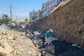 اجرای عملیات خاکبرداری و احداث دیوار حائل بلوار 12 فروردین محله بابان (1/19)
در راستای ایمن سازی ترانشه ناپایدار و ساماندهی معاب